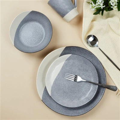 16-teiliges Tafelservice aus Steinzeug in der Farbe „Geschwärztes Holz“.