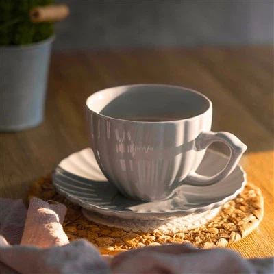 Orchideenblüten-Kaffee- und Teeservice aus Keramik, serviert in weißer Tasse und Untertasse, im traditionellen europäischen Stil